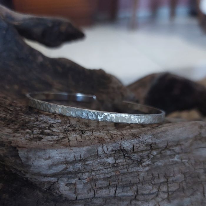 Bracelet fin texturé